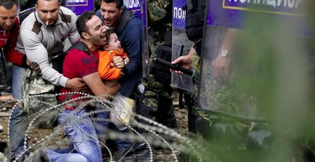 Χάος στην Ειδομένη: Έριξαν τον φράχτη και προσπαθούν να μπουν στα Σκόπια