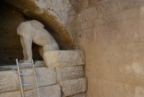 Λίγο πριν τη μεγάλη ανακάλυψη: Δύο τοίχοι χωρίζουν τους αρχαιολόγους από το μνημείο
