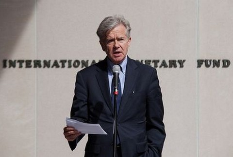 Σε εργασιακό σοκ εμμένει το ΔΝΤ