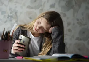 Smartphone in class, Image by freepik.com